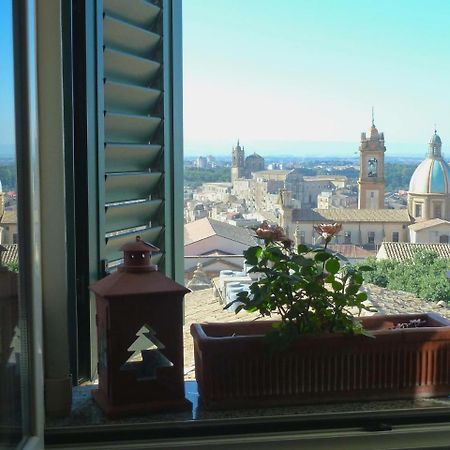 Casa Tipica Siciliana Patronale Home Bedandbreakfast Tremetrisoprailcielo Camere Con Vista, Colazione Interna In Terrazzo Panoramico Кальтаджироне Экстерьер фото