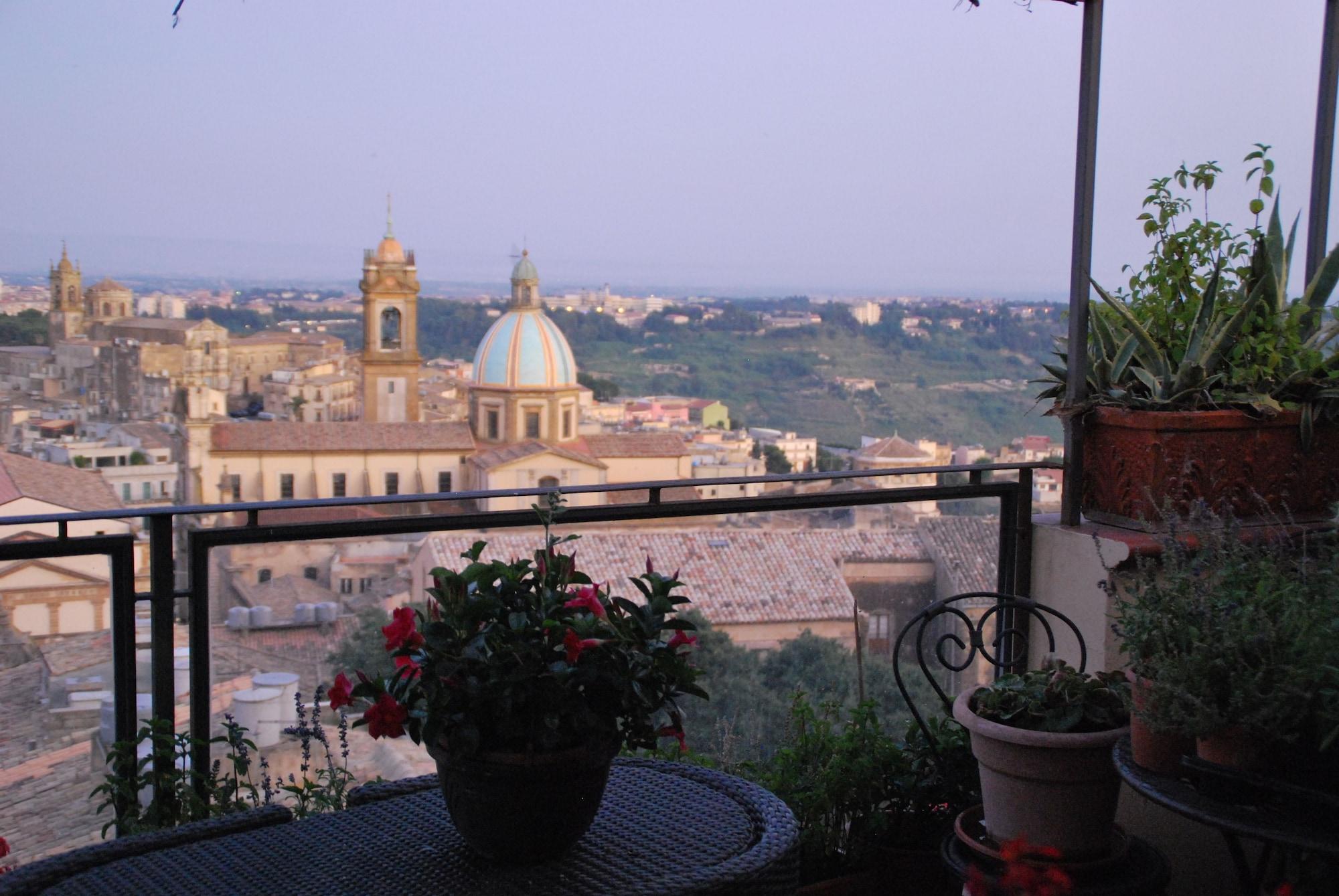 Casa Tipica Siciliana Patronale Home Bedandbreakfast Tremetrisoprailcielo Camere Con Vista, Colazione Interna In Terrazzo Panoramico Кальтаджироне Экстерьер фото