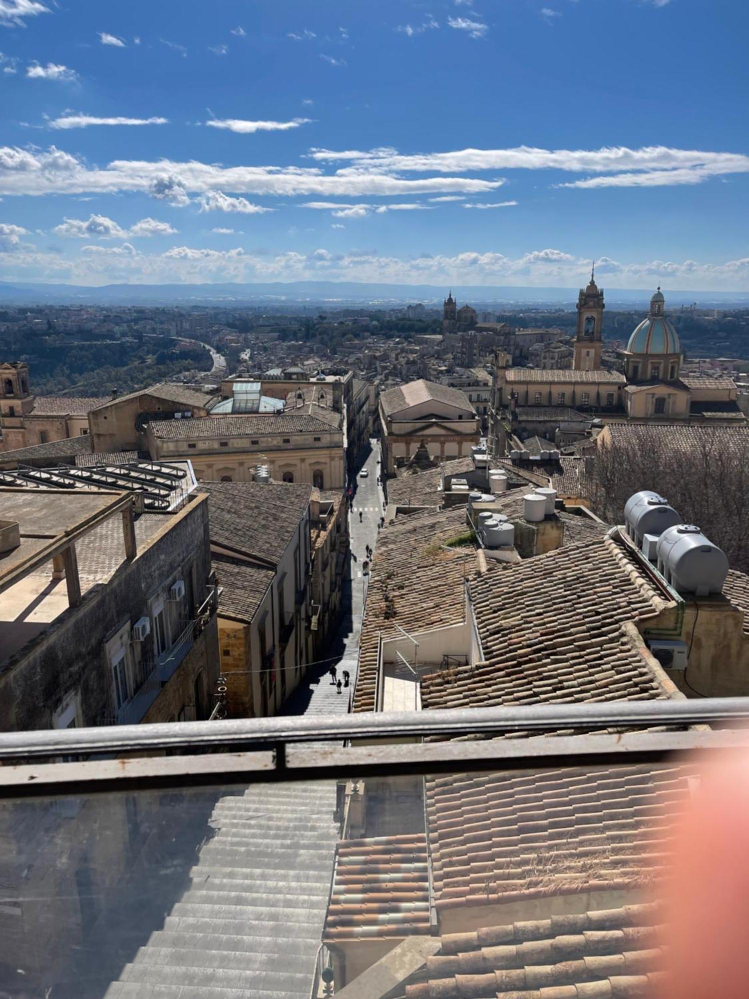 Casa Tipica Siciliana Patronale Home Bedandbreakfast Tremetrisoprailcielo Camere Con Vista, Colazione Interna In Terrazzo Panoramico Кальтаджироне Экстерьер фото