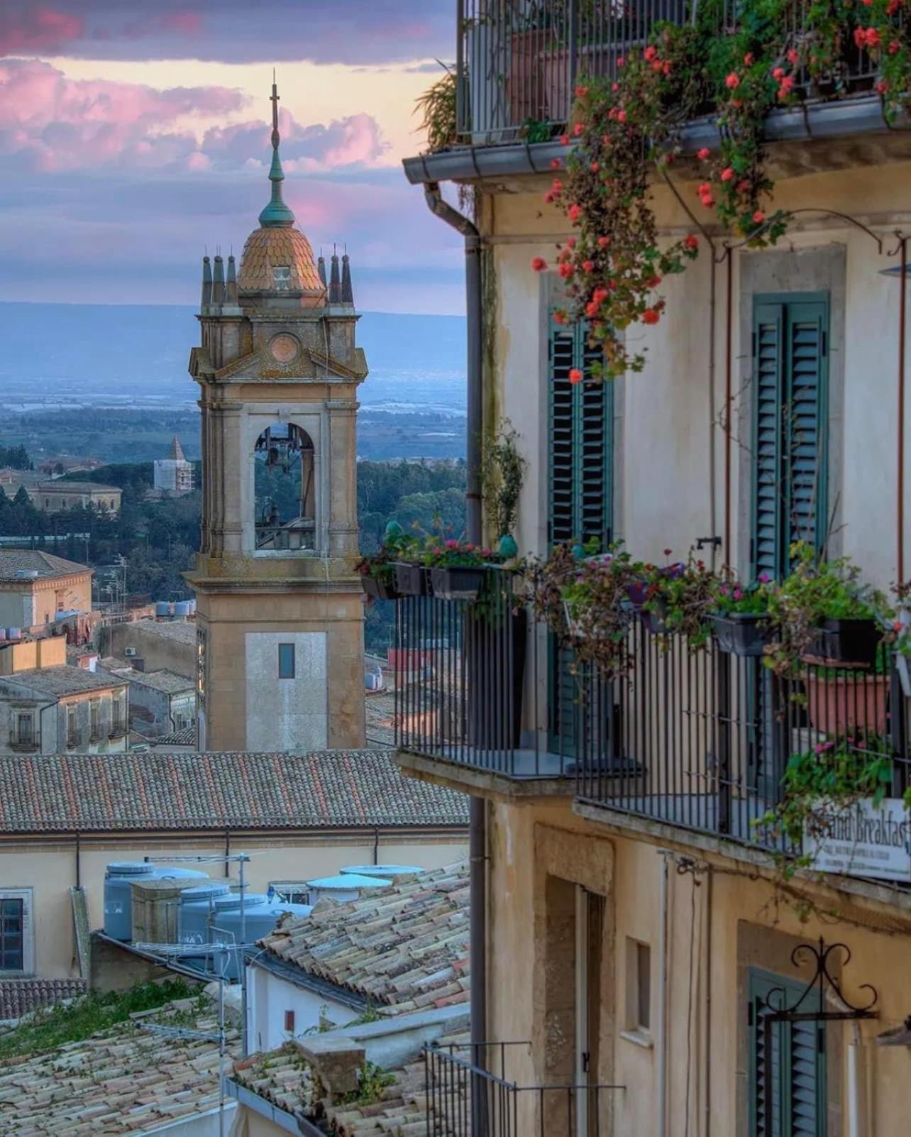 Casa Tipica Siciliana Patronale Home Bedandbreakfast Tremetrisoprailcielo Camere Con Vista, Colazione Interna In Terrazzo Panoramico Кальтаджироне Экстерьер фото