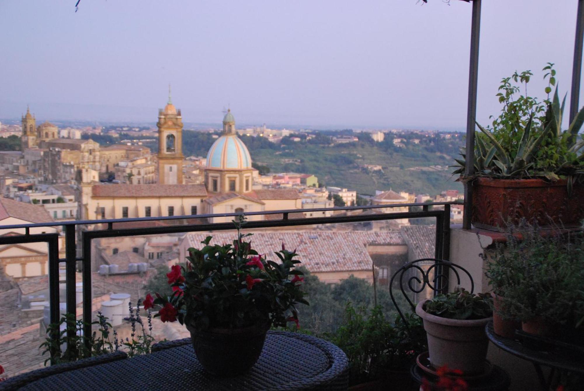 Casa Tipica Siciliana Patronale Home Bedandbreakfast Tremetrisoprailcielo Camere Con Vista, Colazione Interna In Terrazzo Panoramico Кальтаджироне Экстерьер фото