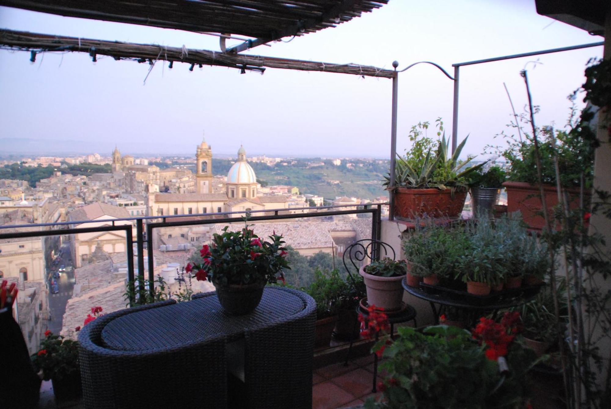 Casa Tipica Siciliana Patronale Home Bedandbreakfast Tremetrisoprailcielo Camere Con Vista, Colazione Interna In Terrazzo Panoramico Кальтаджироне Экстерьер фото