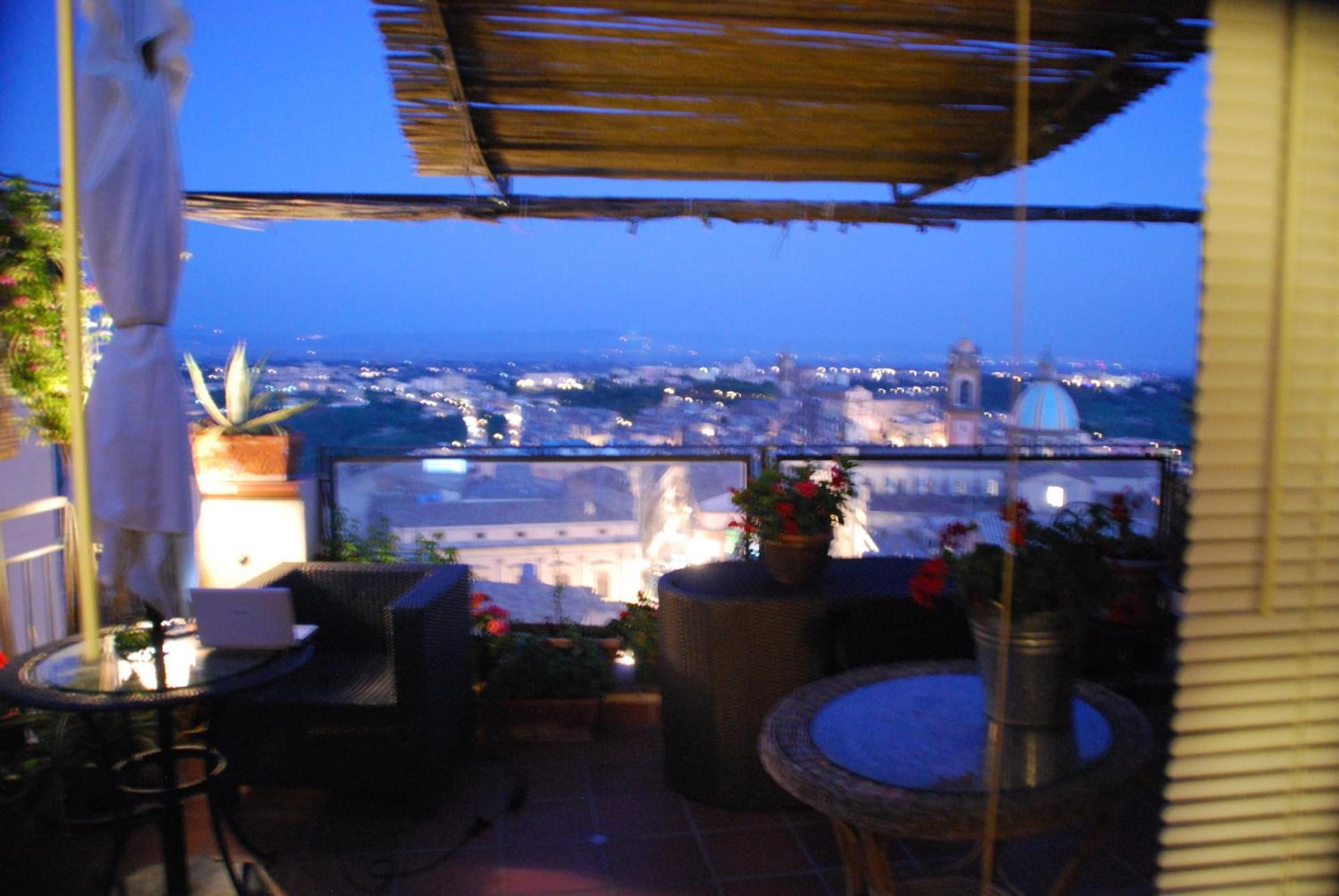 Casa Tipica Siciliana Patronale Home Bedandbreakfast Tremetrisoprailcielo Camere Con Vista, Colazione Interna In Terrazzo Panoramico Кальтаджироне Экстерьер фото