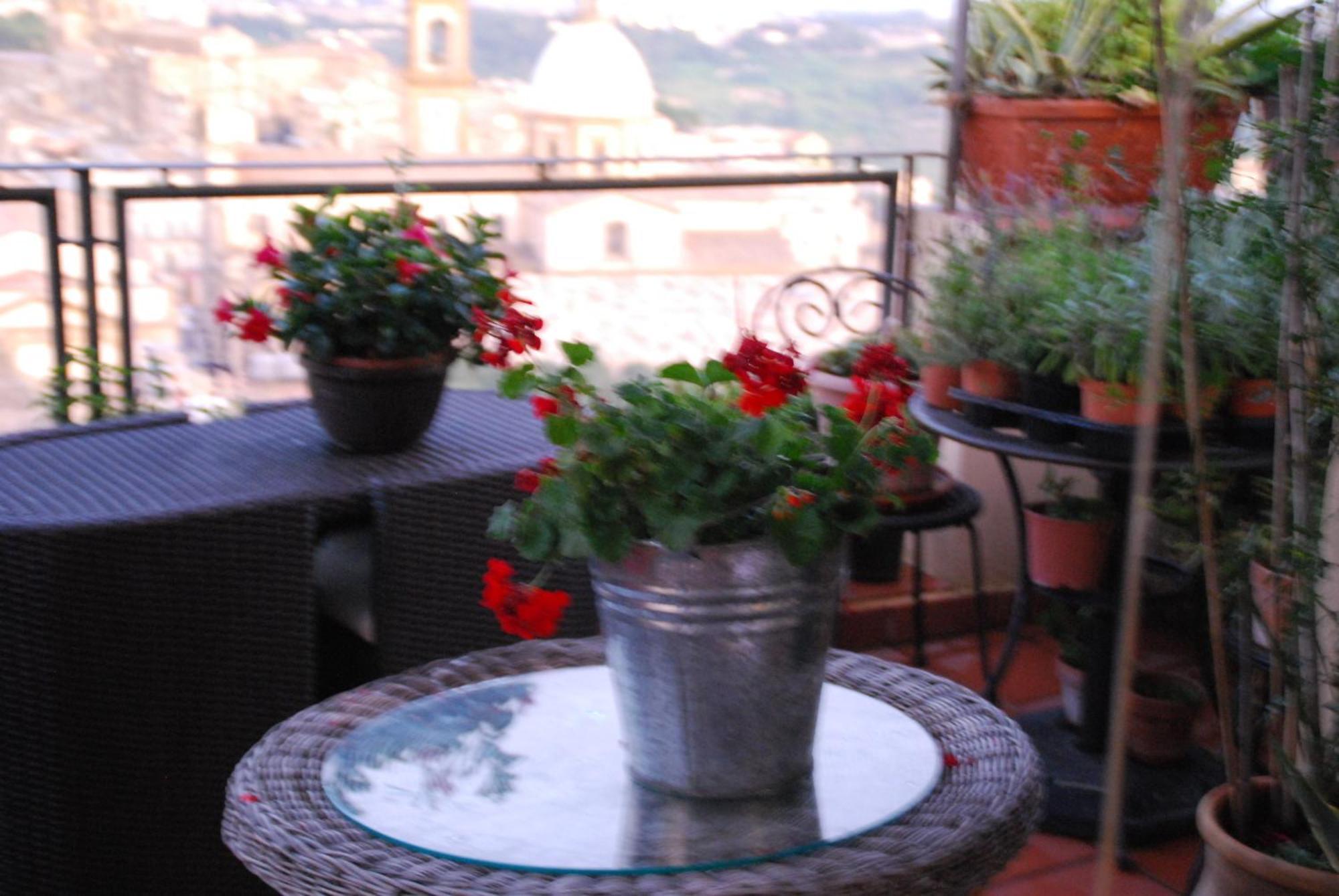 Casa Tipica Siciliana Patronale Home Bedandbreakfast Tremetrisoprailcielo Camere Con Vista, Colazione Interna In Terrazzo Panoramico Кальтаджироне Экстерьер фото