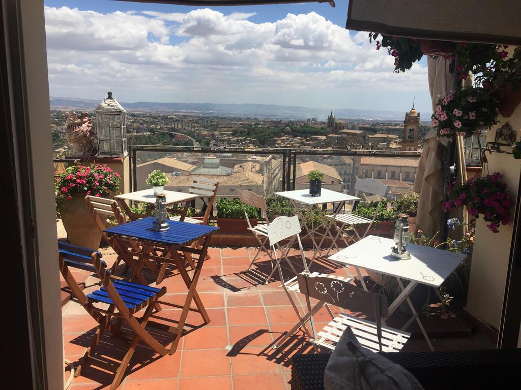Casa Tipica Siciliana Patronale Home Bedandbreakfast Tremetrisoprailcielo Camere Con Vista, Colazione Interna In Terrazzo Panoramico Кальтаджироне Экстерьер фото