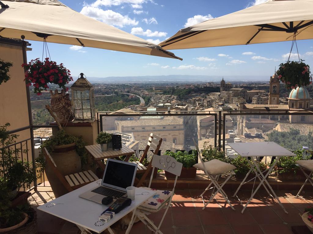 Casa Tipica Siciliana Patronale Home Bedandbreakfast Tremetrisoprailcielo Camere Con Vista, Colazione Interna In Terrazzo Panoramico Кальтаджироне Экстерьер фото