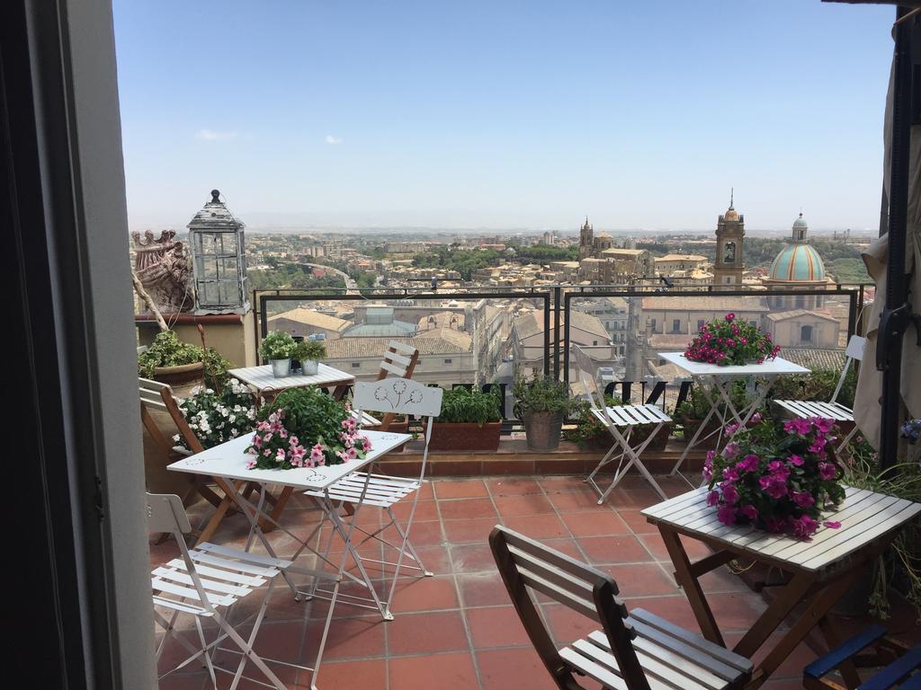 Casa Tipica Siciliana Patronale Home Bedandbreakfast Tremetrisoprailcielo Camere Con Vista, Colazione Interna In Terrazzo Panoramico Кальтаджироне Экстерьер фото