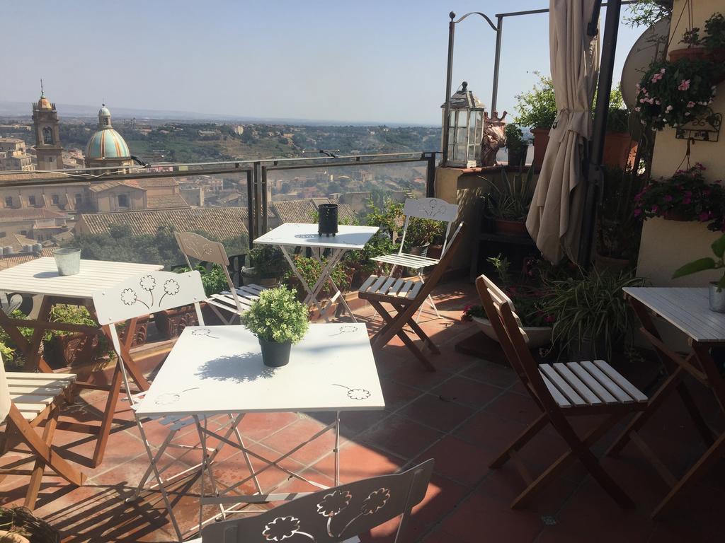 Casa Tipica Siciliana Patronale Home Bedandbreakfast Tremetrisoprailcielo Camere Con Vista, Colazione Interna In Terrazzo Panoramico Кальтаджироне Экстерьер фото