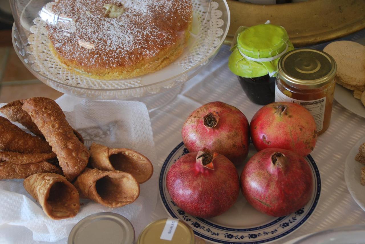 Casa Tipica Siciliana Patronale Home Bedandbreakfast Tremetrisoprailcielo Camere Con Vista, Colazione Interna In Terrazzo Panoramico Кальтаджироне Экстерьер фото