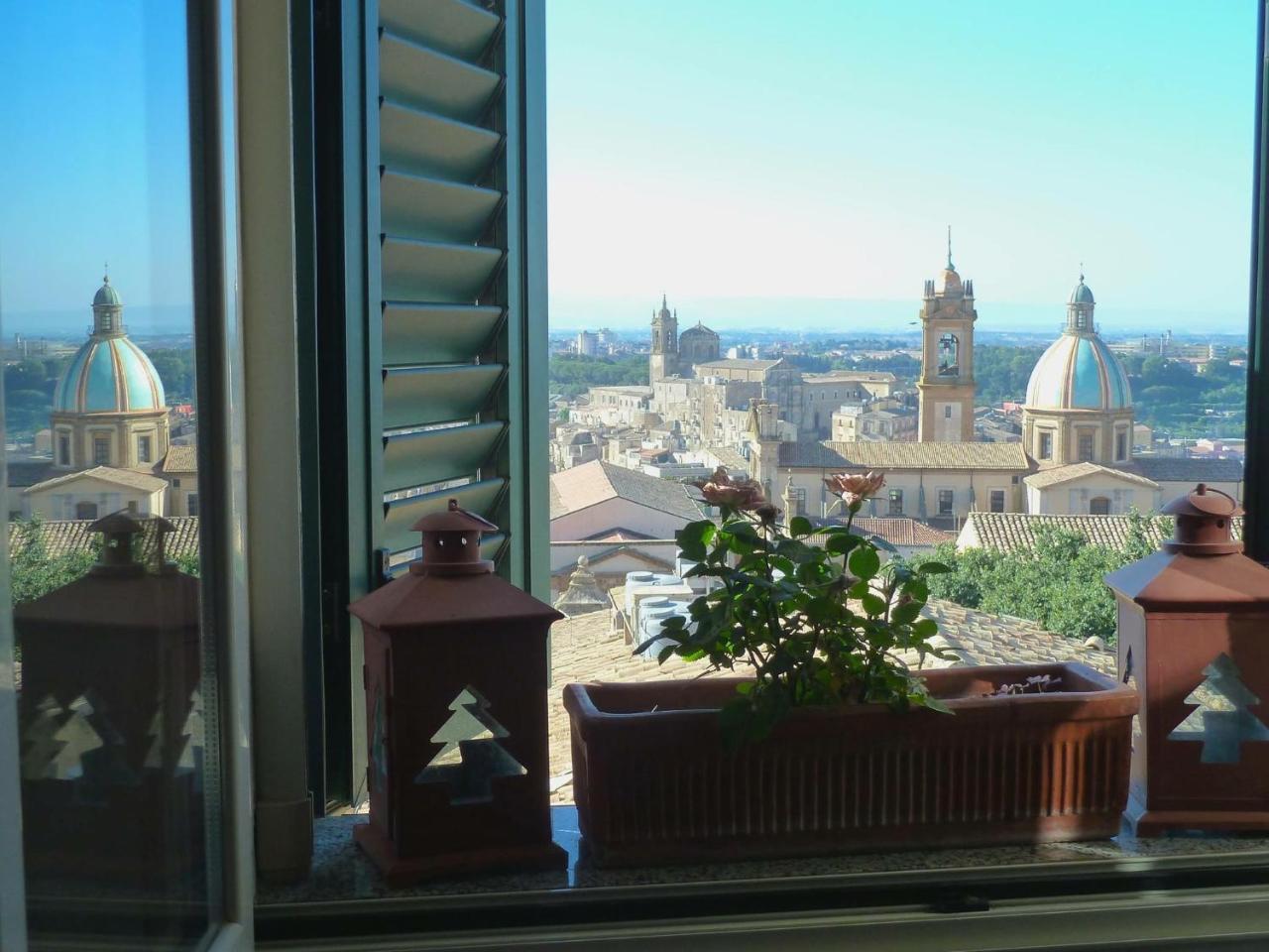Casa Tipica Siciliana Patronale Home Bedandbreakfast Tremetrisoprailcielo Camere Con Vista, Colazione Interna In Terrazzo Panoramico Кальтаджироне Экстерьер фото