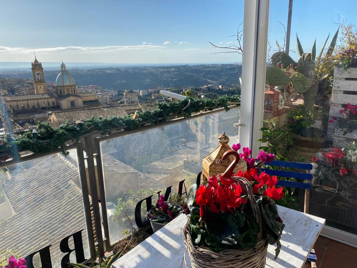 Casa Tipica Siciliana Patronale Home Bedandbreakfast Tremetrisoprailcielo Camere Con Vista, Colazione Interna In Terrazzo Panoramico Кальтаджироне Экстерьер фото