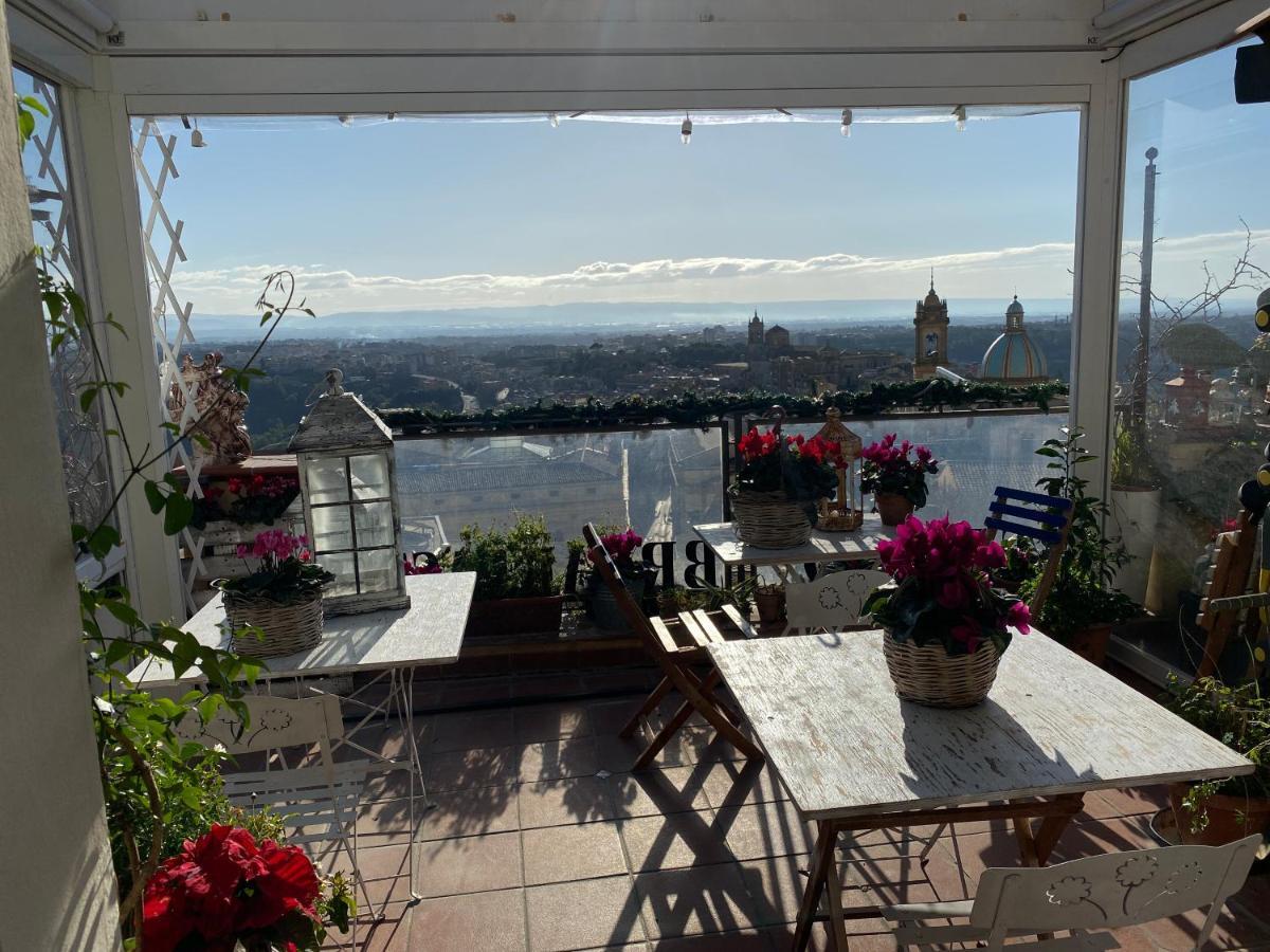 Casa Tipica Siciliana Patronale Home Bedandbreakfast Tremetrisoprailcielo Camere Con Vista, Colazione Interna In Terrazzo Panoramico Кальтаджироне Экстерьер фото